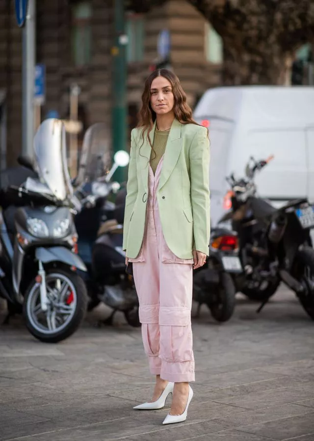 Девушка в розовом комбинезоне и зеленом пиджаке