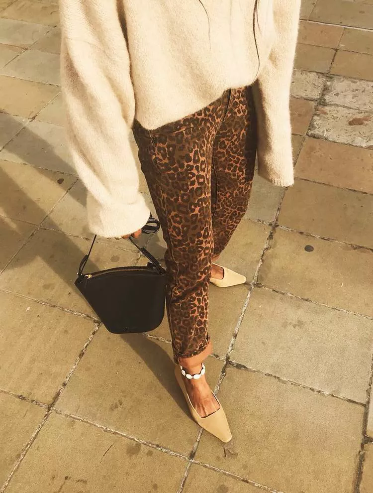 Девушка в леопардовых брюках, свитер и бежевые туфли