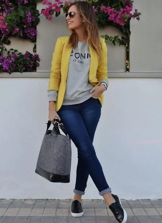 Девушка в синих джинсах, серый свитшот и желтый блейзер
