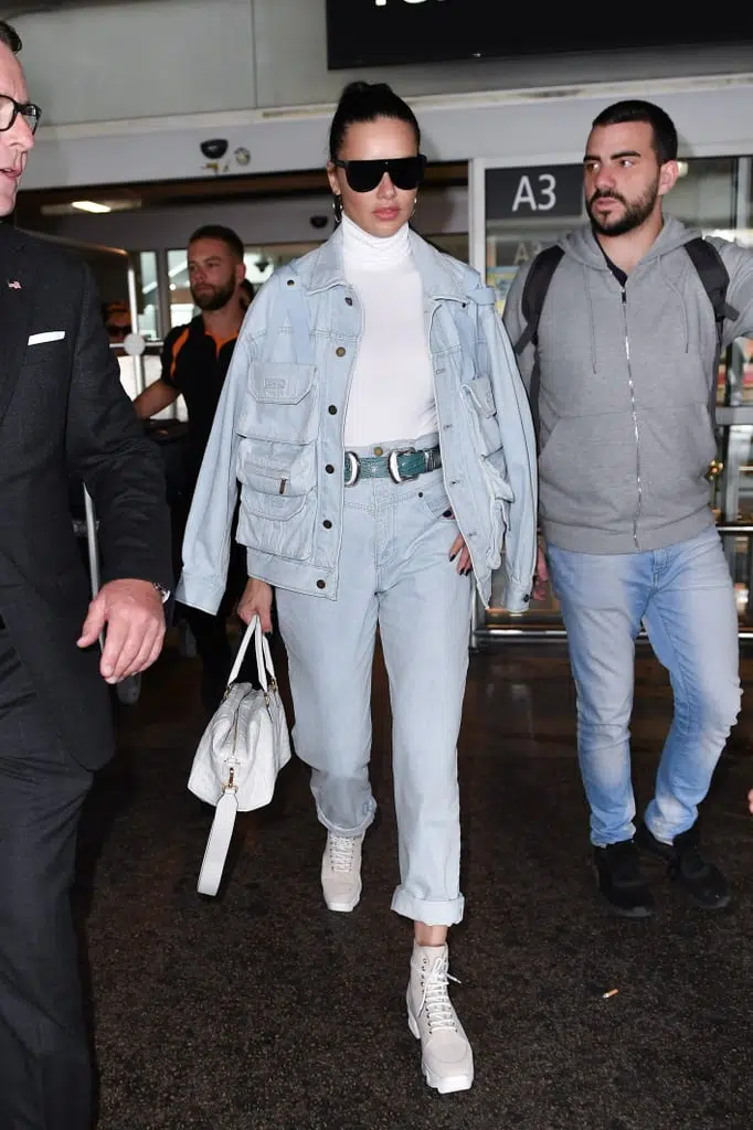 Adriana Lima в голубых джинсах, белая водолазка и джинсовая куртка