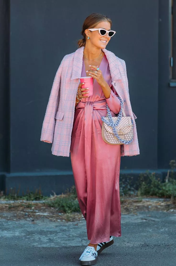 Девушка в атласном розовом платье и твидовом пальто
