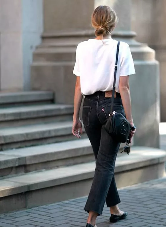 Девушка в черных джинсах, белая футболка и сумка