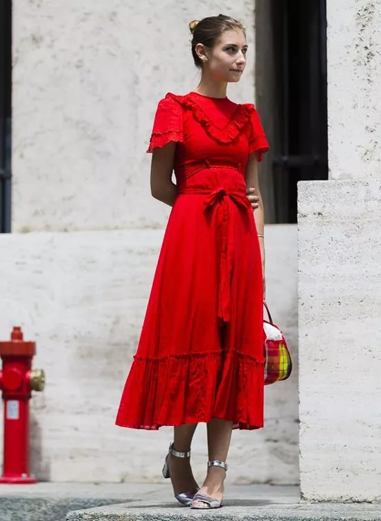 Девушка в красном платье с поясом, серебристые туфли и сумка