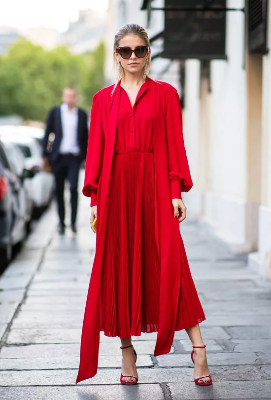 Девушка в легком платье, накидка и красные босоножки на ремешках