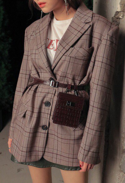 Девушка в мини юбке, коричневый блейзер в клетку и поясная сумка