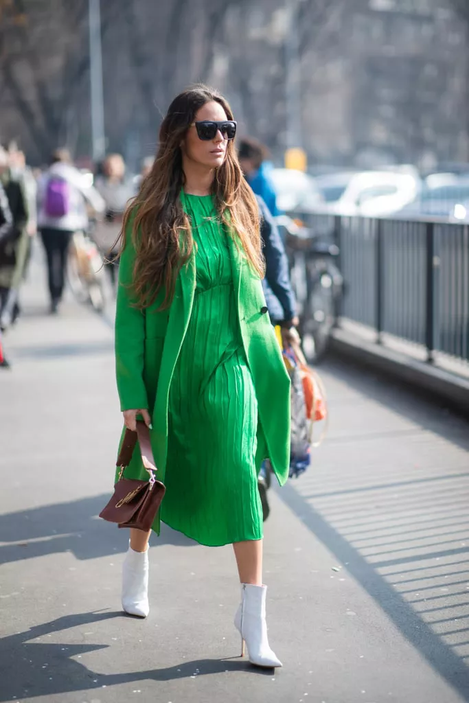 Девушка в зеленом платье миди, пальто и белые ботильоны