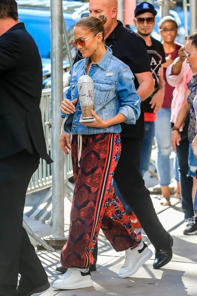 Jennifer Lopez в красных спортивных штанах, джинсовая куркта и белые кеды