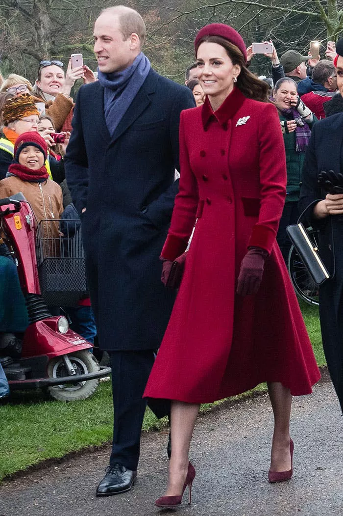 Кейт Миддлтон в бордовом пальто на пуговицах, маленькая шляпа и туфли на шпильке