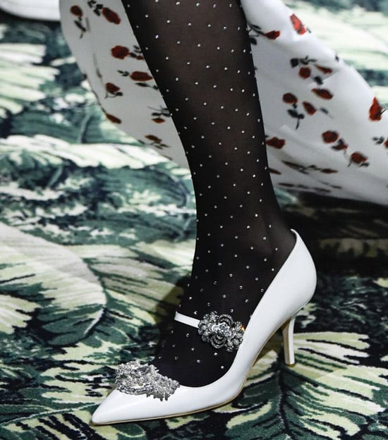 Модель в белых туфлях на шпильке с украшениями