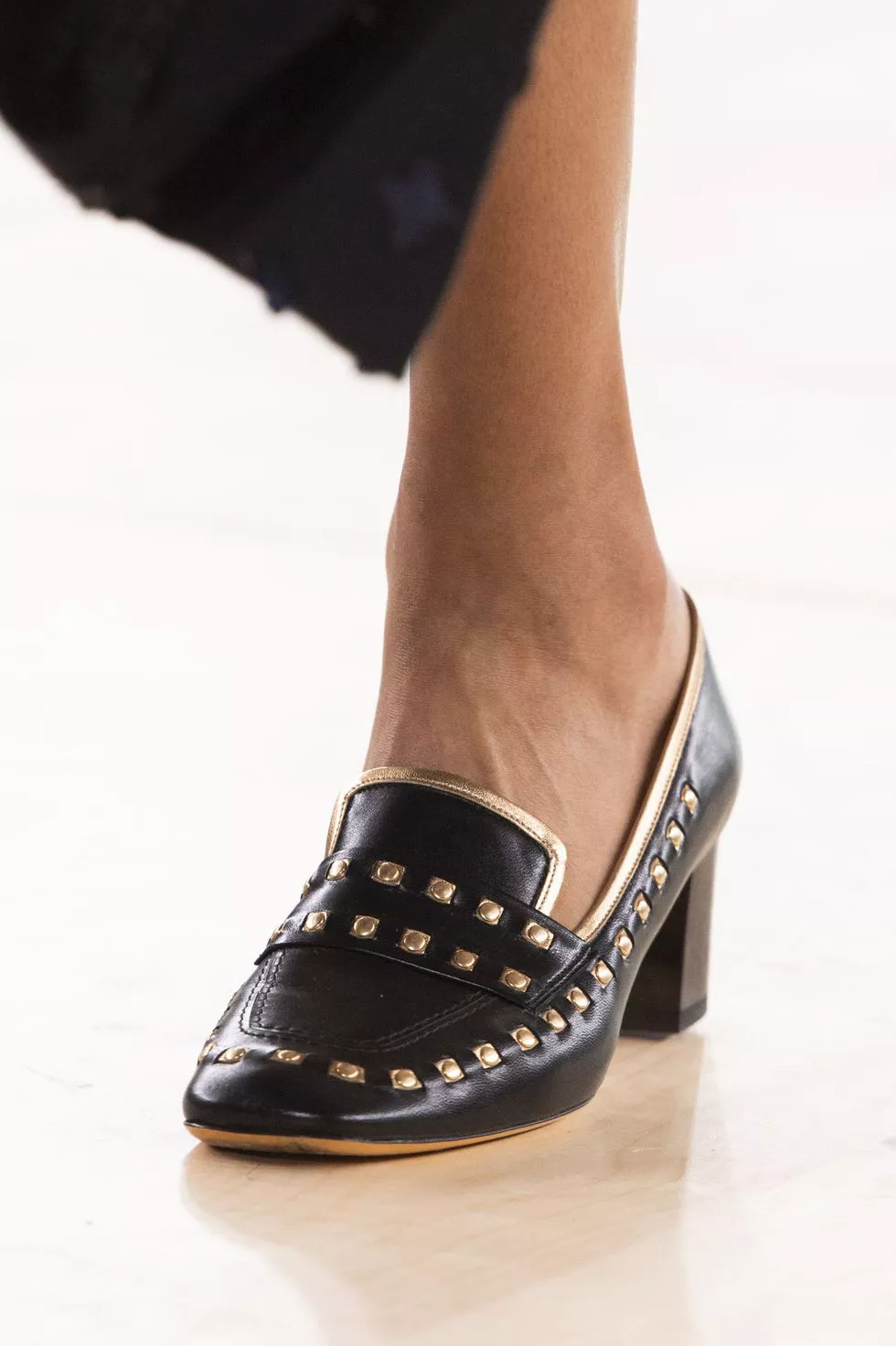 Модель в черных туфлях на каблуке