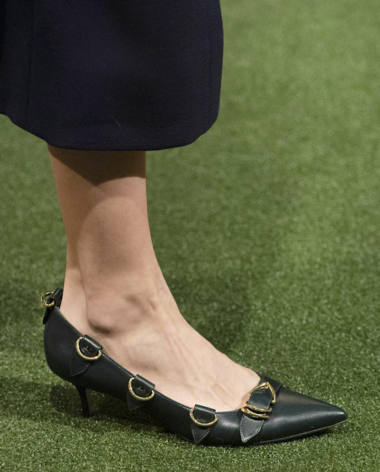 Модель в черных туфлях на низком каблуке с острым носом