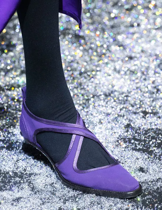 Модель в фиолетовых туфлях на низком каблуке