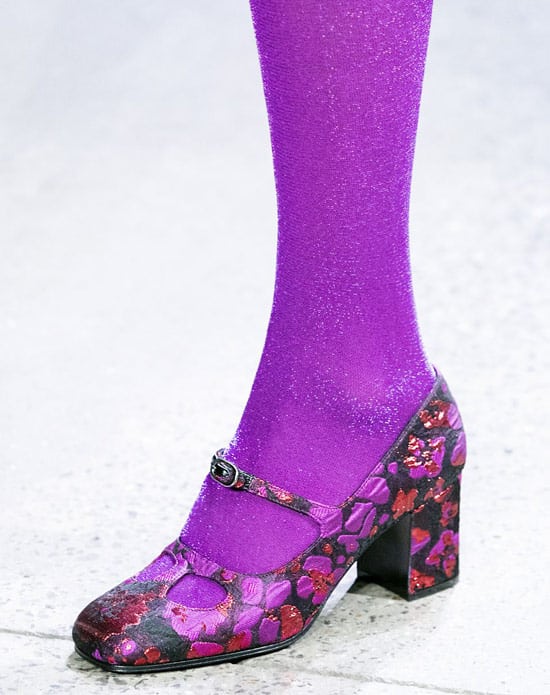 Модель в фиолетовых туфлях с ремешком на низком каблуке