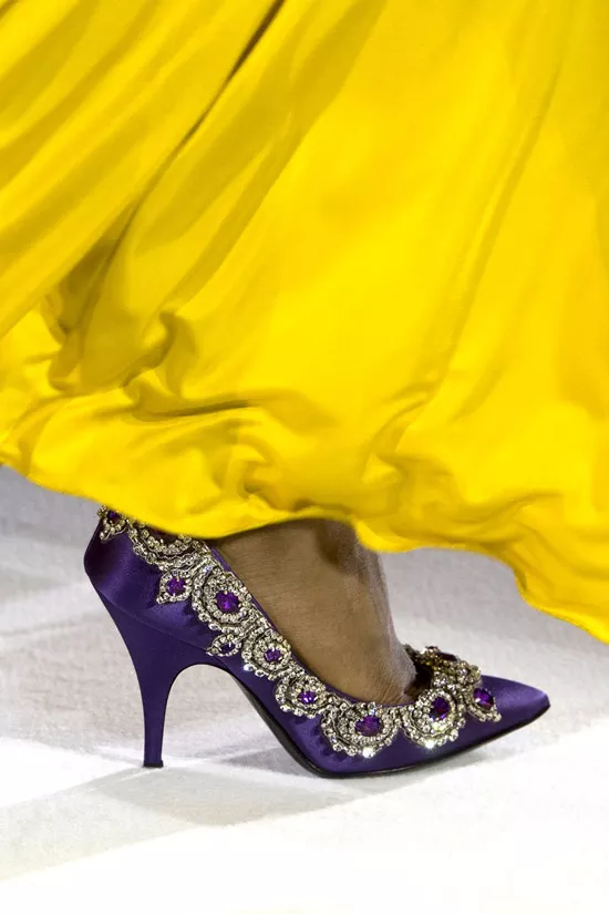 Модель в фиолетовых туфлях с украшениями