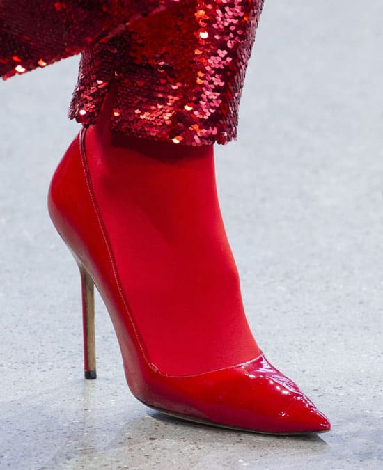 Модель в красивых красных туфлях на шпильке