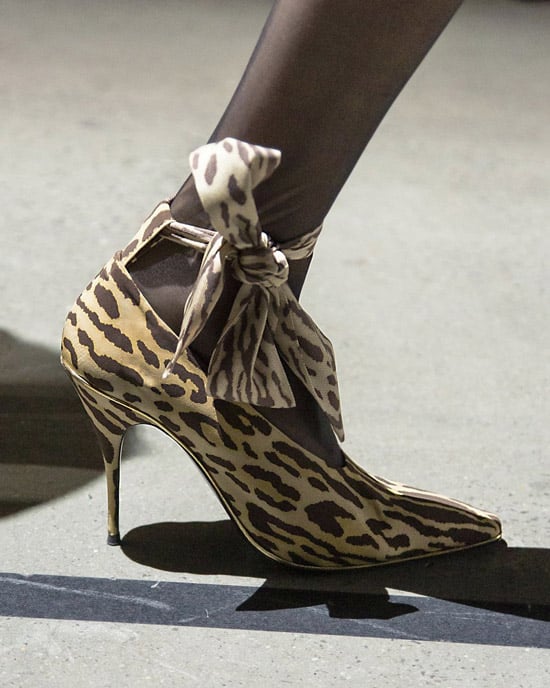 Модель в леопардовых туфлях на шпильке с завязками