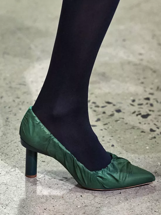 Модель в зеленых туфлях на каблуке