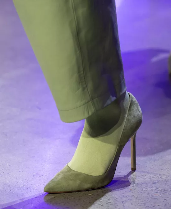 Модель в зеленых туфлях на шпильке