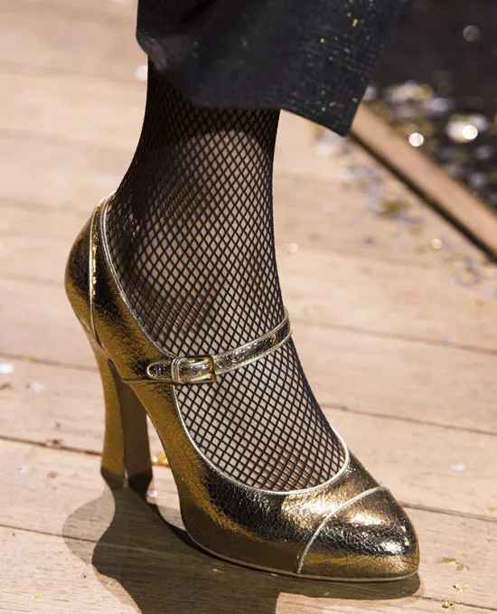 Модель в золотых туфлях на каблуке