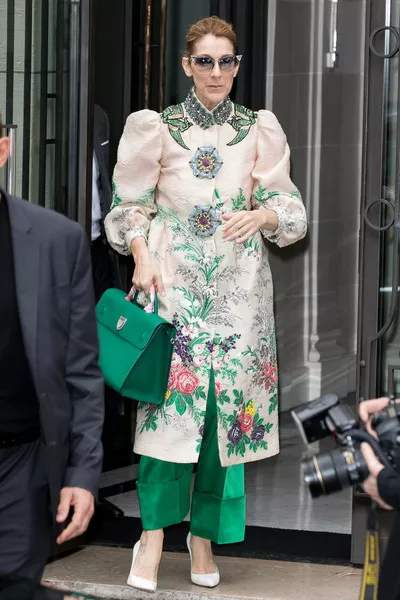 Селин Дион в зеленых брюках и бежевое пальто с цветочным принтом