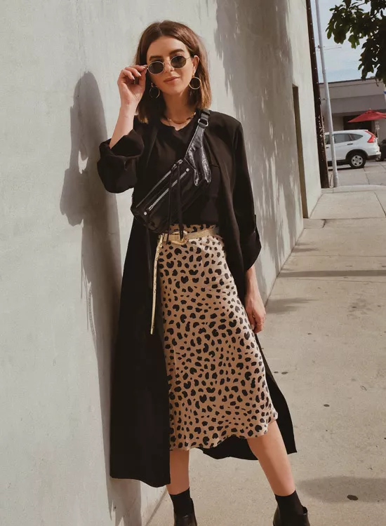 девушка в леопардовой юбке и черном пальто