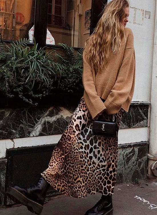 девушка в леопардовой юбке, лонгсливе и ботинках
