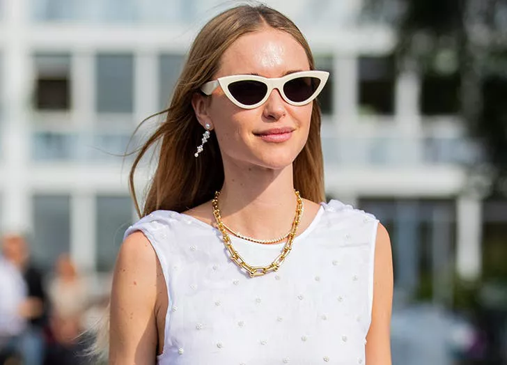 Девушка в белом топе, солнцезащитные очки и жемчужные серьги