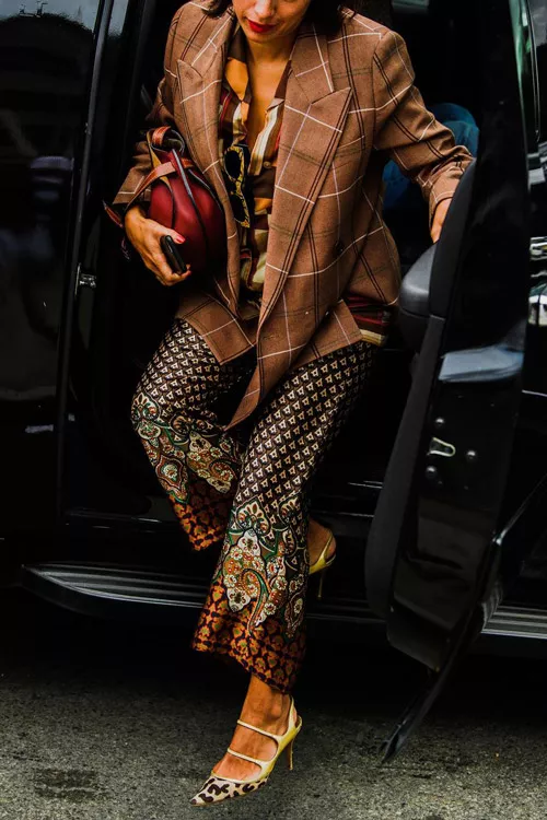 Девушка в брюках с принтом, пиджаке в клетку и туфлях с леопардом
