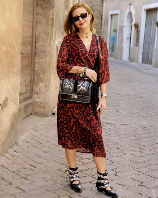Девушка в легком платье миди с леопардовым принтом и черные ботинки