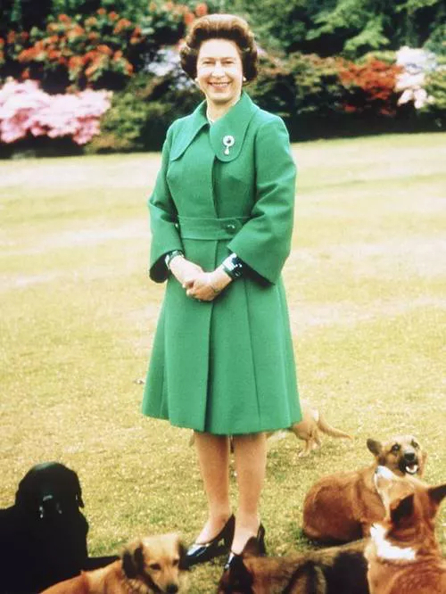 Елизавета II в зеленом классическом пальто