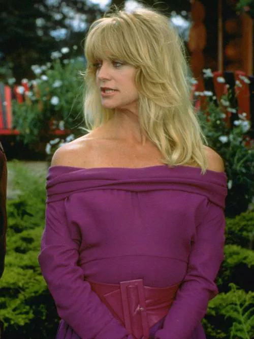 Голди Хоун в фиолетовом платье с открытыми плечами и ремнем