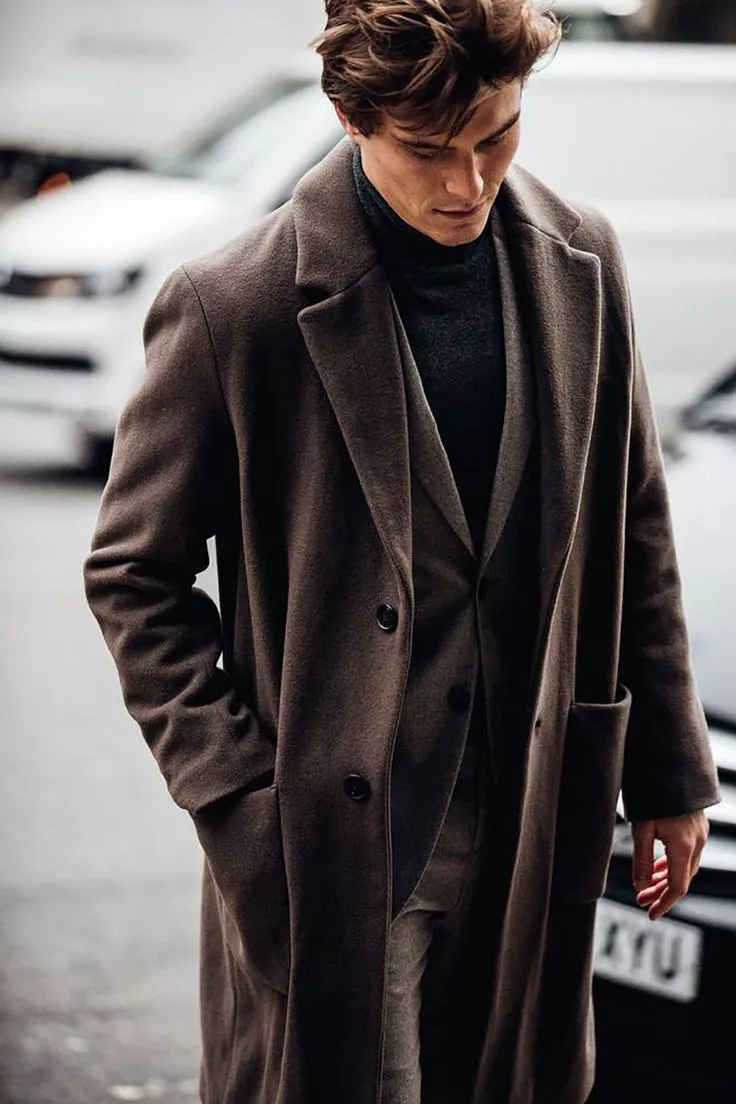 Мужчина в коричневом пальто, жакет, брюки и черная водолазка