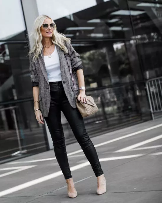 Блогер в белом топе, кожаных брюках и сером пиджаке