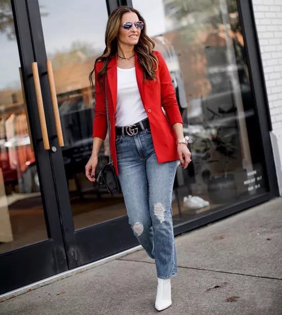 Блогер в белом топе, синих джинсах и красном жакете