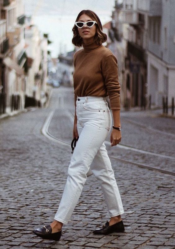 Девушка в белых джинсах с завышенной талией, коричневая водолазка и черные лоферы