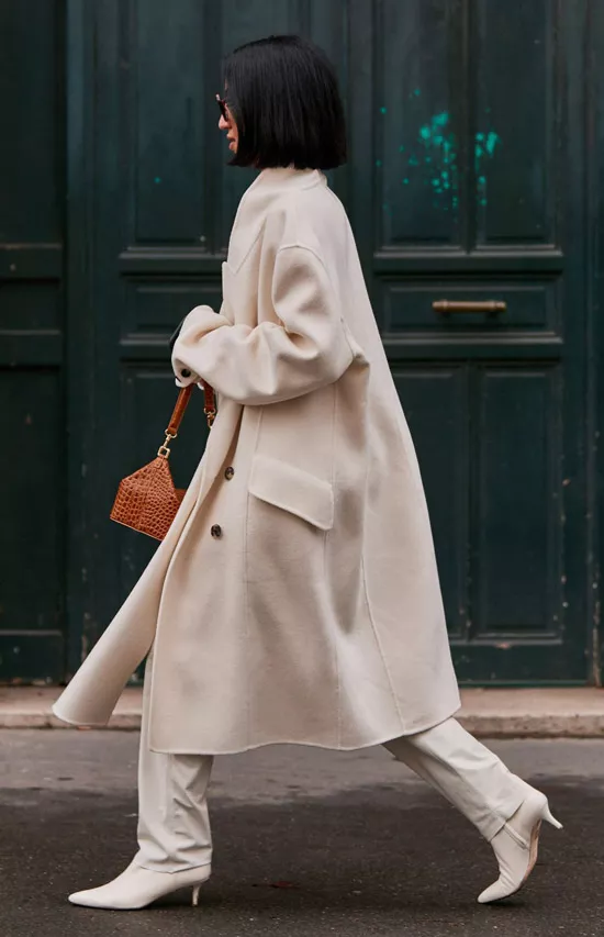 Девушка в бежевом пальто, прямые брюки и белые ботильоны
