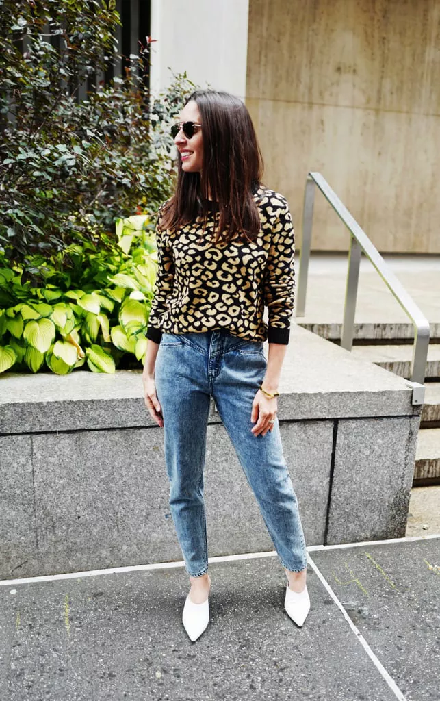 Девушка в джинсах с высокой талией, леопардовый свитер