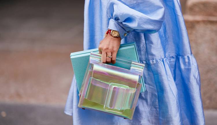 Девушка в голубом атласном платье и прозрачная сумочка с пряжкой