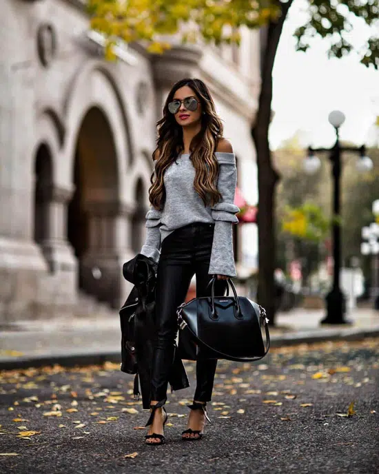 Девушка в кожаных леггинсах, серый джемпер и большая черная сумка