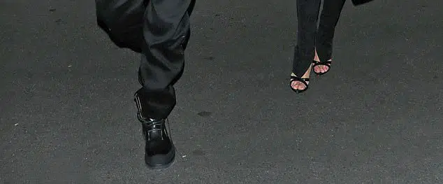 Джейсон в черных ботинках, Роузи в черных босоножках