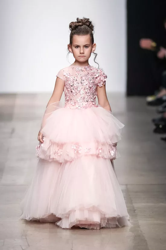 Модель в розовом нарядном платье