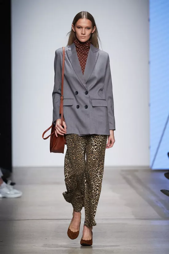 Модель в сером блейзере оверсайз и брюки с леопардовым принтом