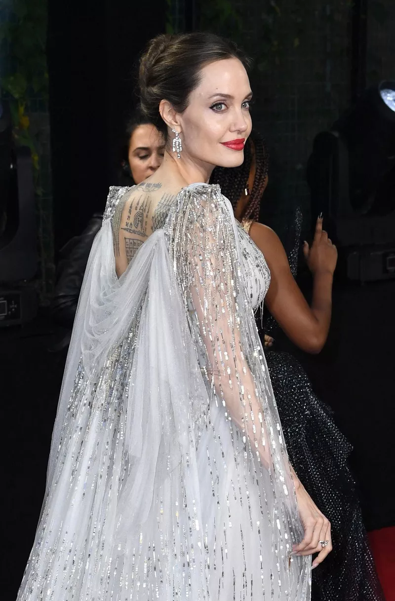 Анджелина Джоли в платье украенном серебряными пайетками