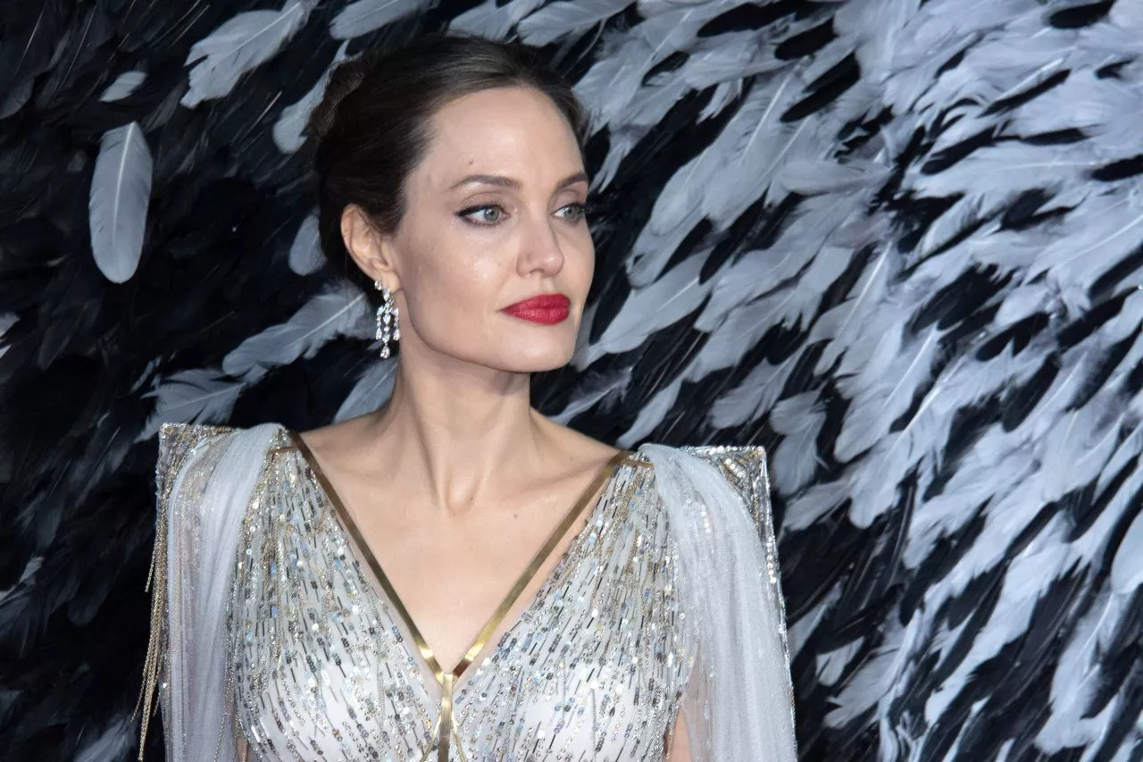 Анджелина Джоли в платье с величественными печами и золотыми полосками