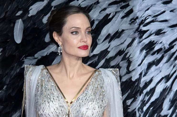 Анджелина Джоли в платье достойном королевы на премьере в Лондоне