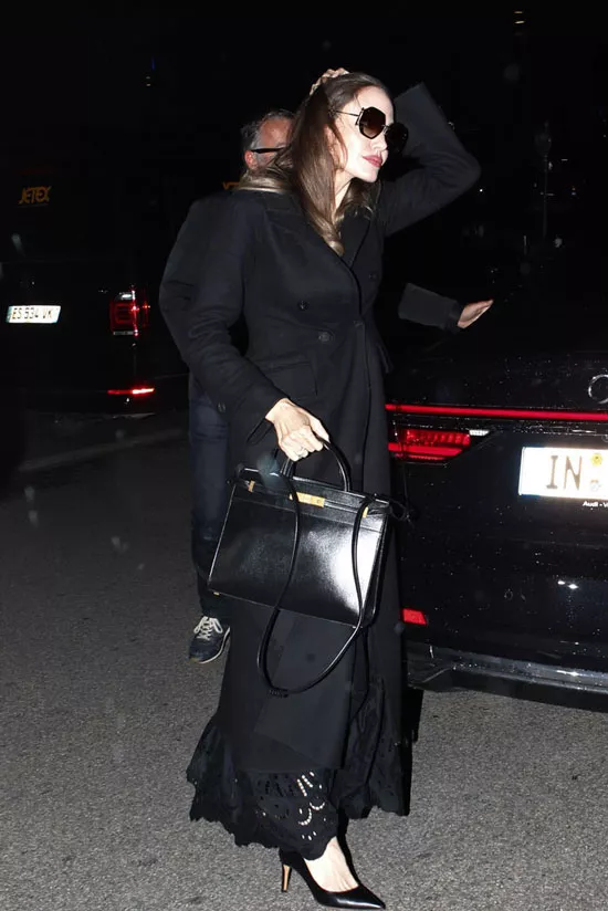 Анджелина Джоли в черном длинном пальто в Париже