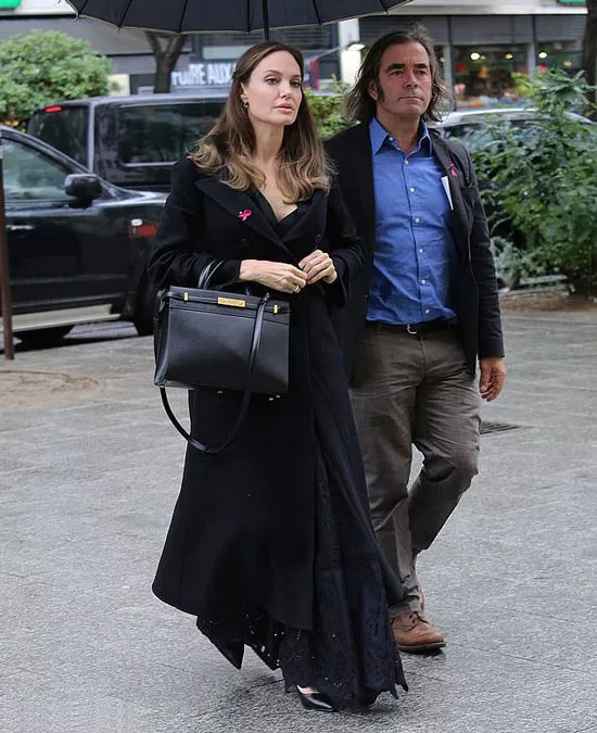 Анджелина Джоли в черном длинном пальто и лодочках в Париже