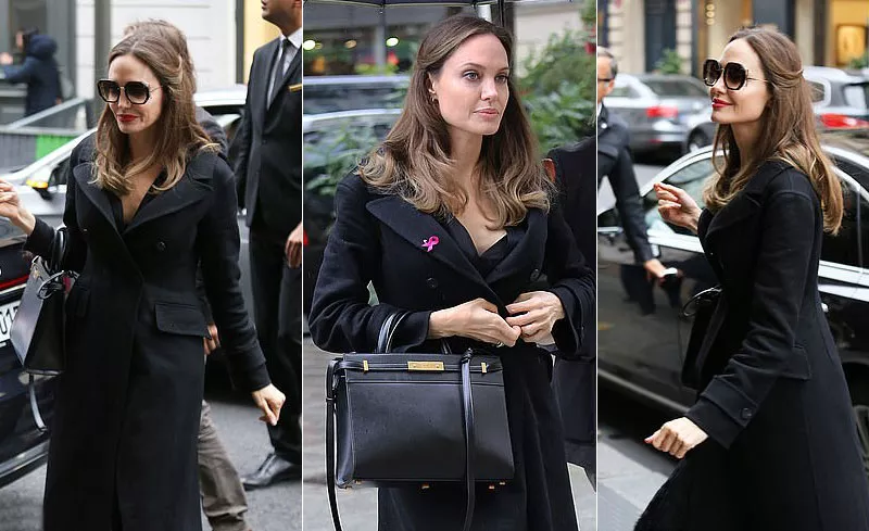 Анджелина Джоли в пальто и с классической сумкой в Париже