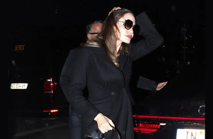 Анджелина Джоли в черных туфлях и пальто в парижском стиле