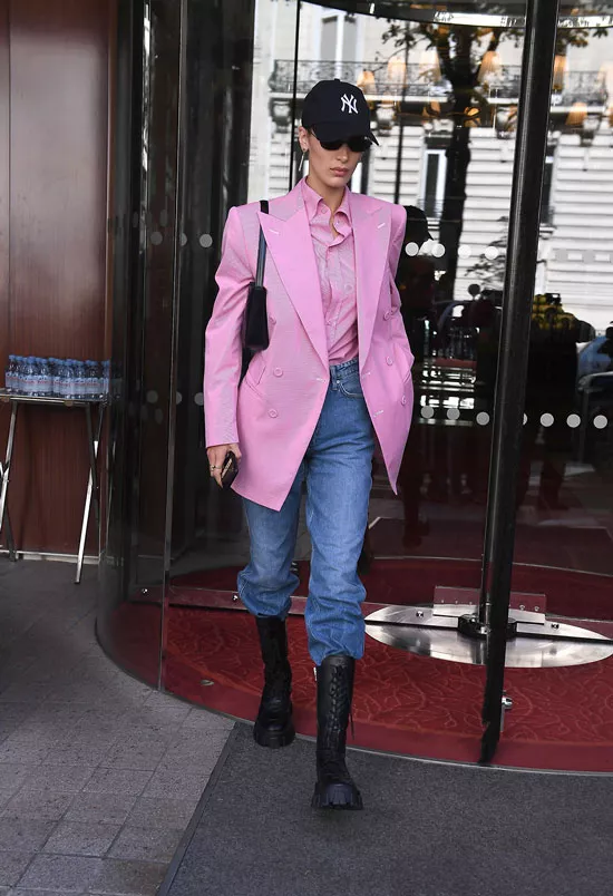 Белла Хадид в розовом жакете, джинсах и армейских ботинках
